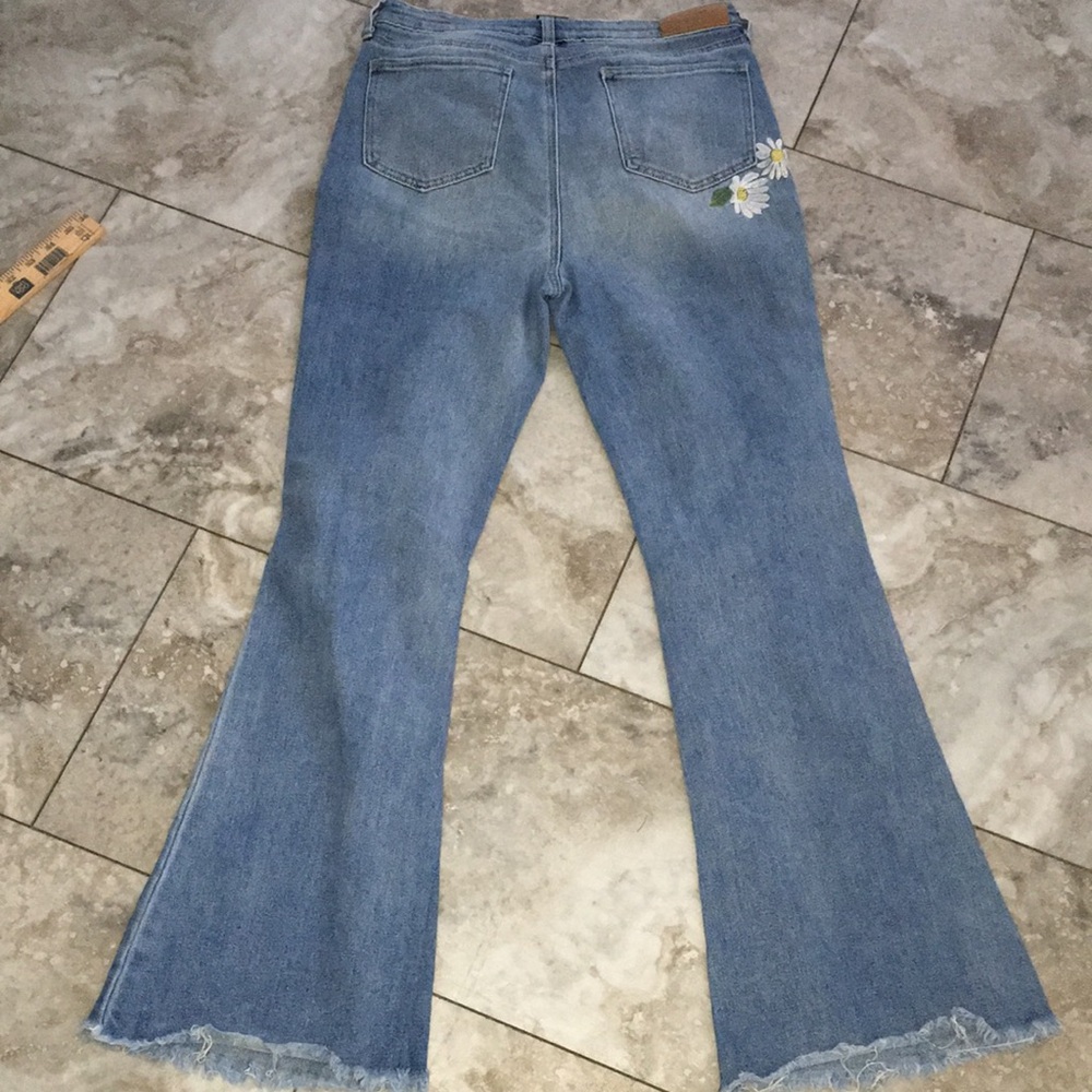 ORGANIC BLUE EUC DAISY EMBROIDERED ON BUTT DETAILED Blue Flared JeanS SIZE 11/30